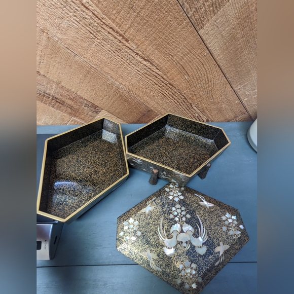 Gold And Black Lacquer Korean Jewelry Box, Mother of Pearl Birds Theme - Picture 6 of 12